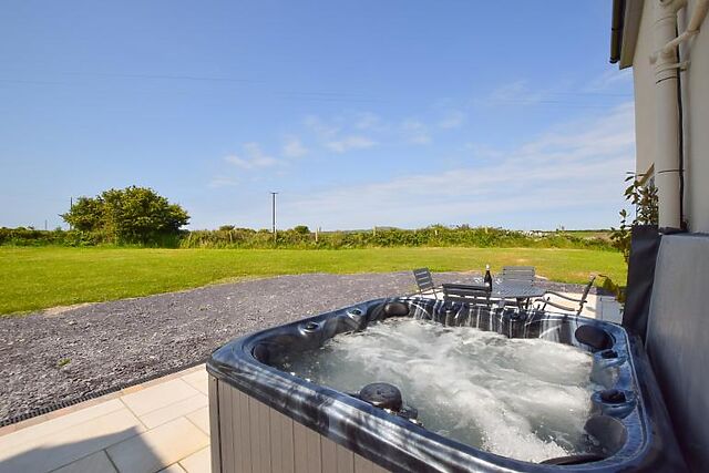 4-Bedroom Hot Tub Cottage in Llanfechell