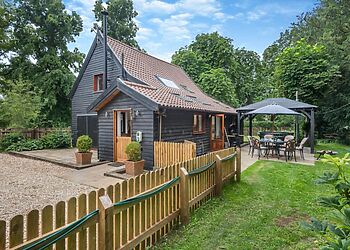 3-Bedroom Hot Tub Barn in Ketteringham
