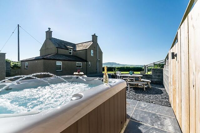 4-Bedroom Hot Tub Cottage in Sarn