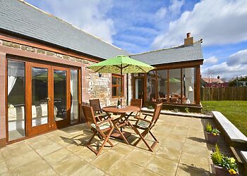 2-Bedroom Cottage with Hot Tub in Milton