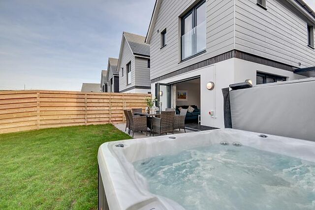 3-Bedroom Hot Tub House in Croyde