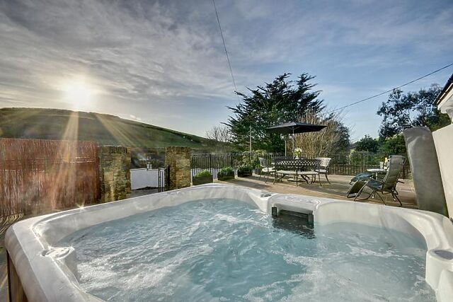 1-Bedroom Hot Tub Chalet in Forda