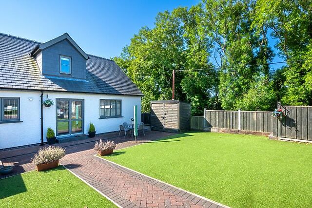 2-Bedroom Cottage with Hot Tub in Llanfarian