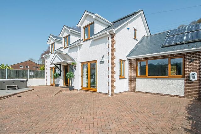 4-Bedroom Hot Tub Cottage in Llanfarian