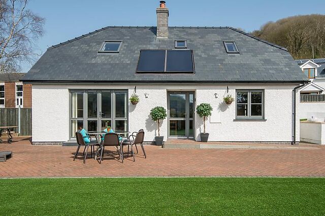 3-Bedroom Hot Tub Cottage in Llanfarian