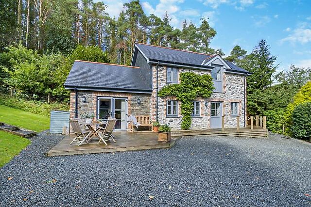 2-Bedroom Hot Tub Cottage in Pontrhydygroes