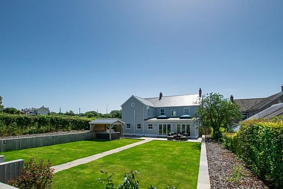 Llety Celyn The Hollies