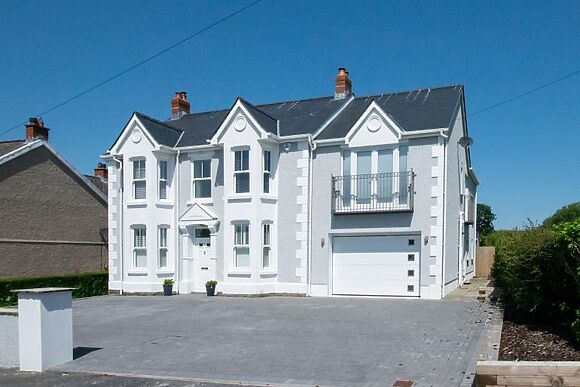 Llety Celyn The Hollies