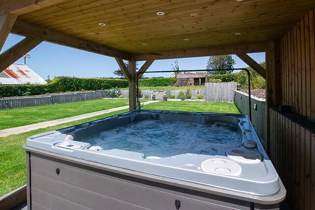 4-Bedroom Hot Tub Cottage in Cross Hands