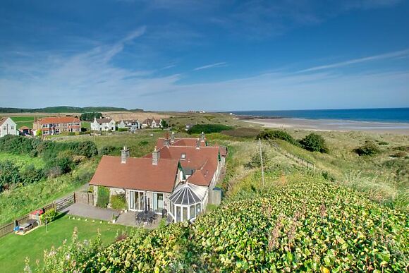 4-Bedroom Cottage with Log Burner in Bamburgh