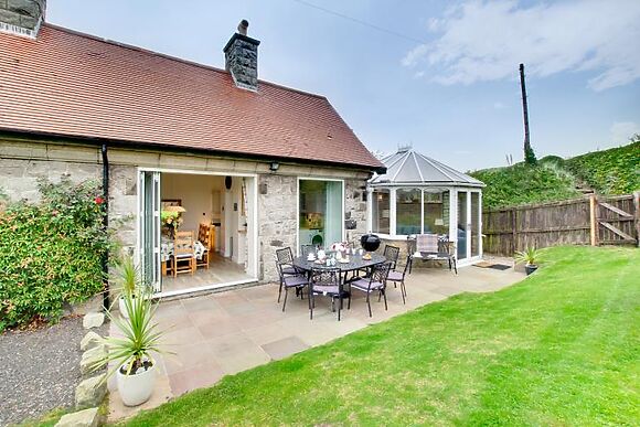 4-Bedroom Cottage with Log Burner in Bamburgh