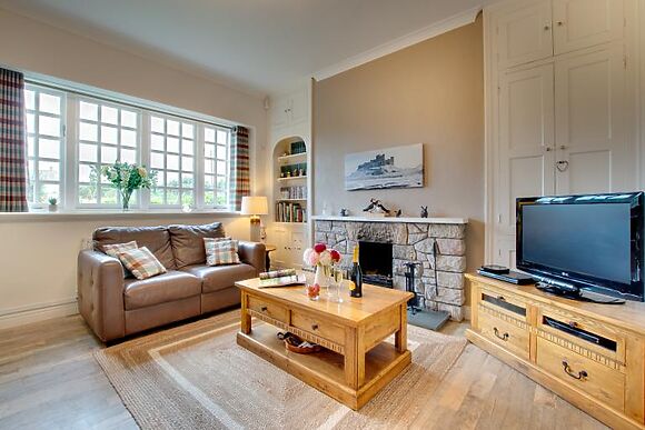 4-Bedroom Cottage with Log Burner in Bamburgh