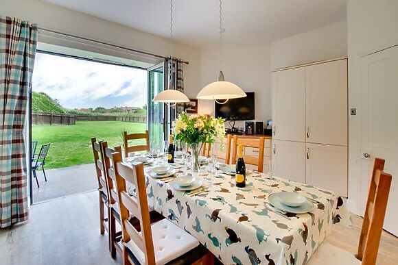 4-Bedroom Cottage with Log Burner in Bamburgh
