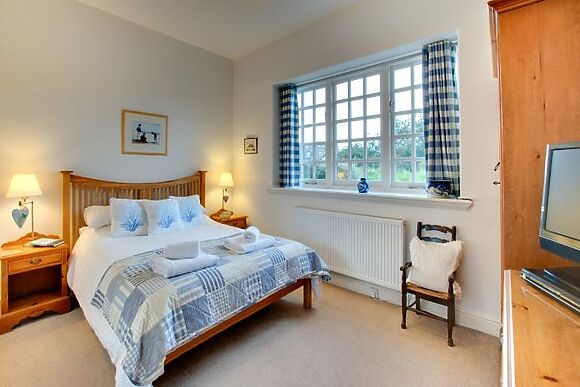 4-Bedroom Cottage with Log Burner in Bamburgh