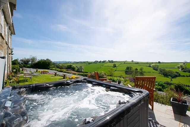 3-Bedroom Hot Tub Cottage in Berriew