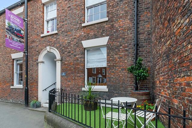 Dog-Friendly 4-Bedroom Hot Tub House in Whitby