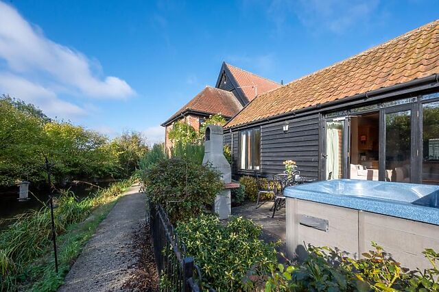 2-Bedroom Hot Tub Cottage in Wattisham