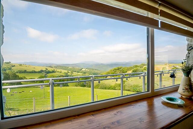 3-Bedroom Hot Tub Cottage in Nebo