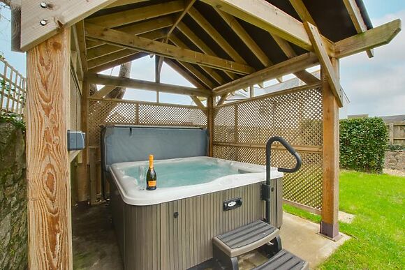 Carreg Lwyd Farmhouse