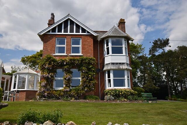 7-Bedroom Hot Tub Cottage in Colyton