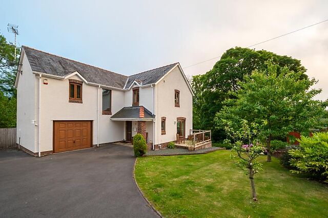 4-Bedroom Hot Tub Cottage in Tresaith