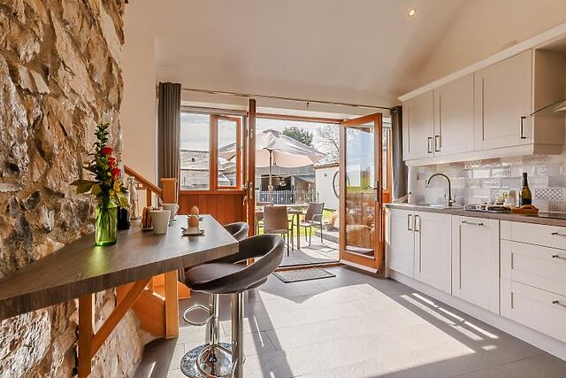 2-Bedroom Cottage with Hot Tub in Lixwm