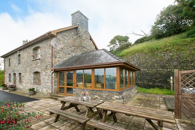 5-Bedroom Hot Tub Cottage in Llanfarian