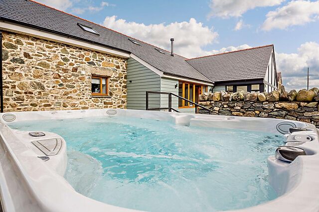 5-Bedroom Hot Tub Cottage in Menai Bridge
