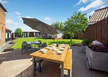 6-Bedroom Hot Tub Cottage in Bacton