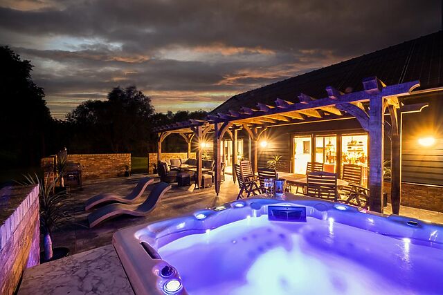 4-Bedroom Hot Tub Cottage in Steeple Bumpstead