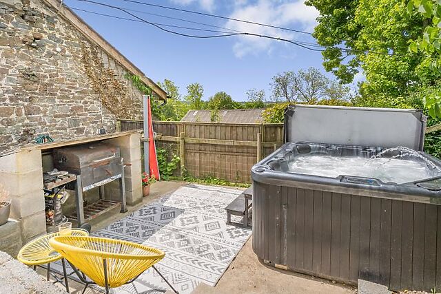1-Bedroom Hot Tub Cottage in Llwyncelyn