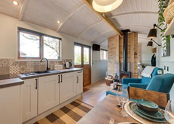 1-Bedroom Hot Tub Shepherd's Hut in Longtown