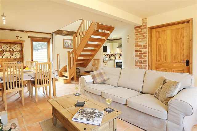 7-Bedroom Hot Tub Cottage in Ilketshall St Margaret