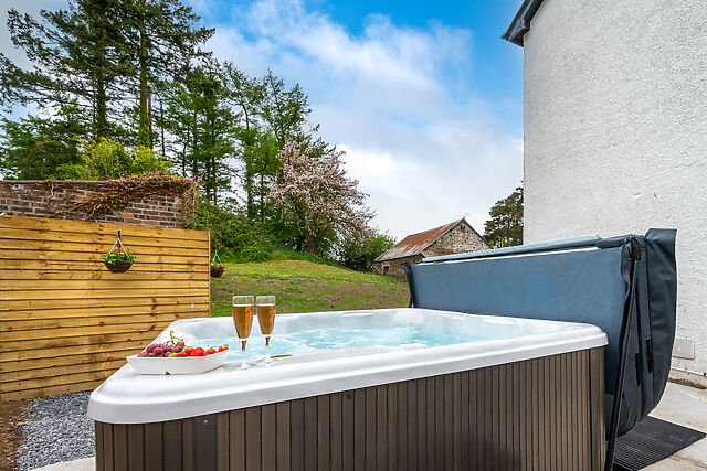 3-Bedroom Hot Tub Cottage in Llangadog