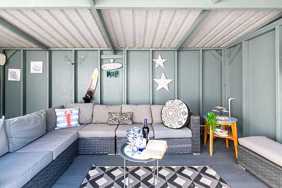 The Grain Store Plas Llwyndu