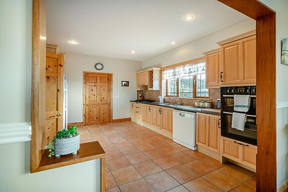 Spacious Lodge for 8 in Renvyle