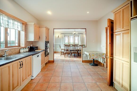 Spacious Lodge for 8 in Renvyle