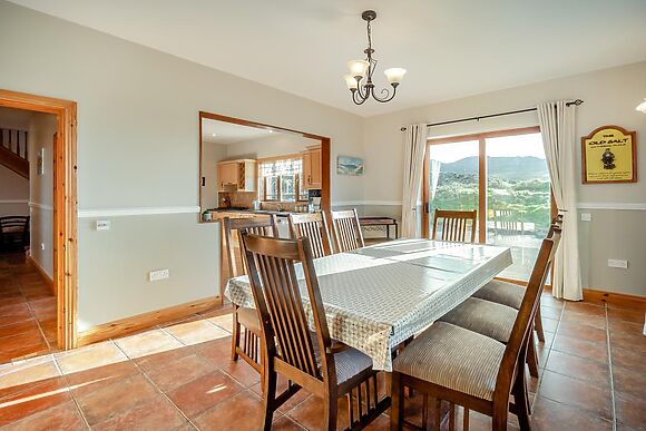 Spacious Lodge for 8 in Renvyle