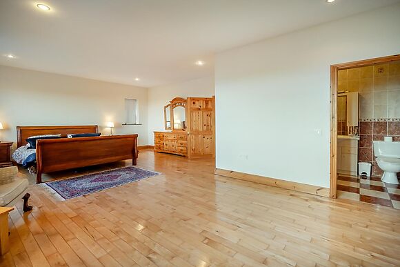Spacious Lodge for 8 in Renvyle