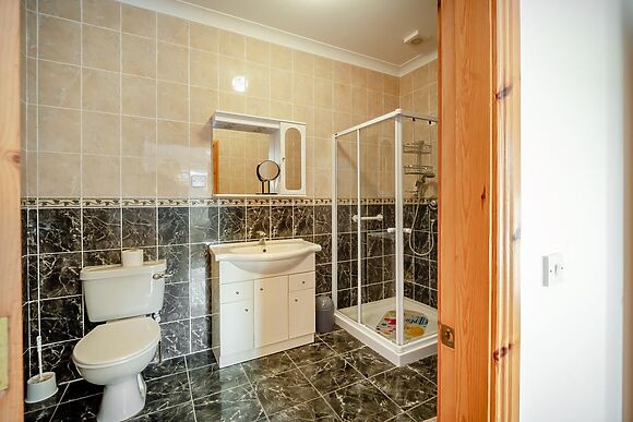 Spacious Lodge for 8 in Renvyle