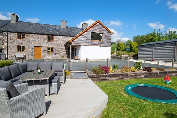 Large Cottage for 12 in Cemmaes