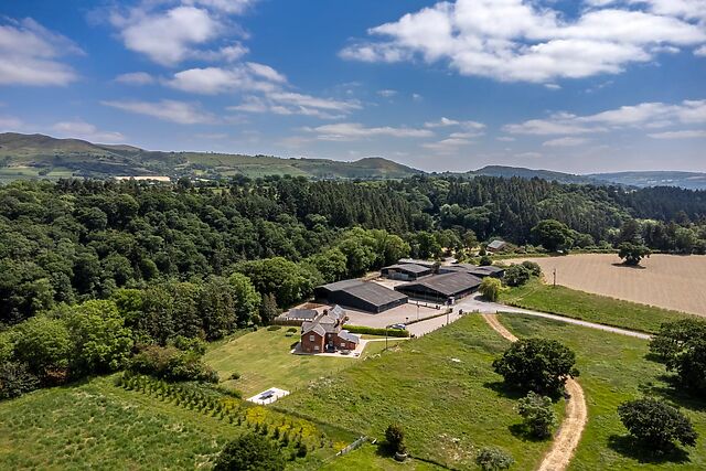 5-Bedroom Hot Tub Farmhouse in Chirbury