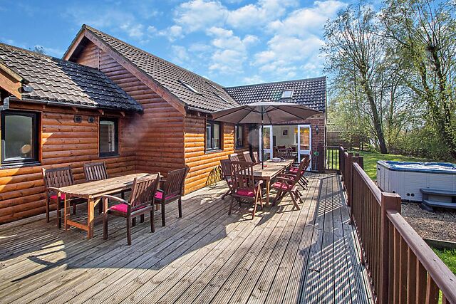 5-Bedroom Cottage with Hot Tub in Pentney