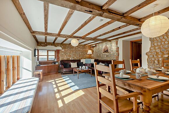Spacious Cottage for 8 in Roughton
