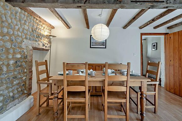 Spacious Cottage for 8 in Roughton