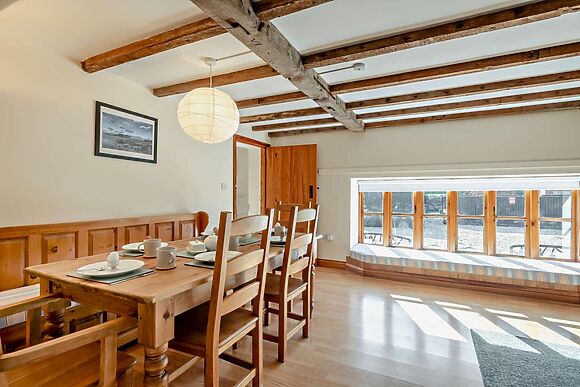 Spacious Cottage for 8 in Roughton