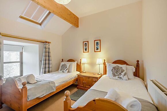 Spacious Cottage for 8 in Roughton