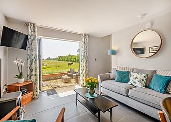 2-Bedroom Hot Tub Cottage in Colkirk