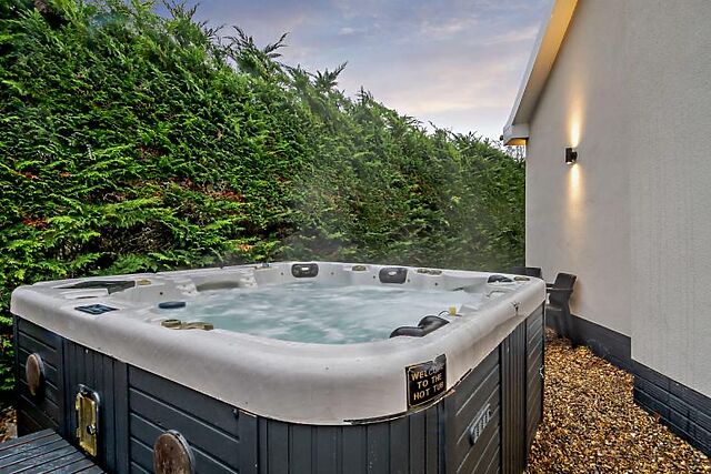 2-Bedroom Hot Tub Cottage in Weasenham