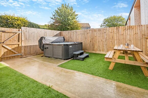 4-Bedroom Hot Tub Barn in Little Rissington